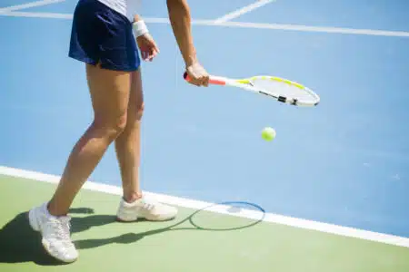 De ce jucătorii de tenis aruncă mingea înainte de a servi?